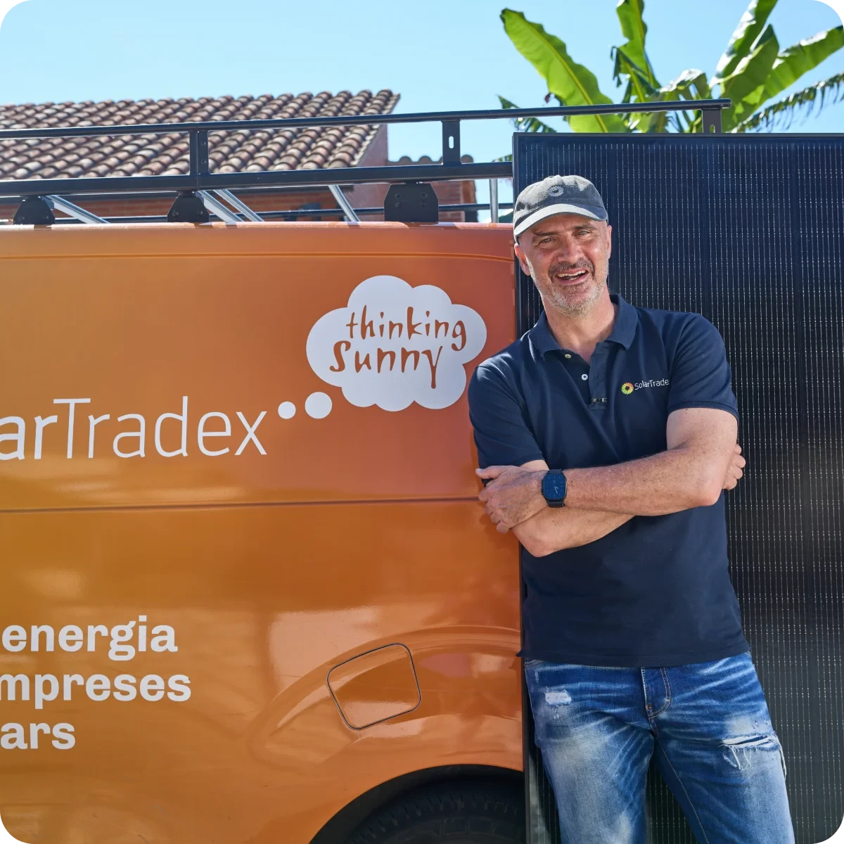 Frederic Andreu, socio-director de solartradex con los paneles solares de sunpower